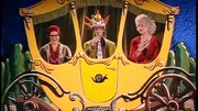 Die legendäre Schmidt Mitternachtsshow Anfang der 1990er: Marlene Jaschke, Herr Schmidt (Corny Littmann) und Lilo Wanders. Nach jahrelanger Tournee auf Deutschlands Bühnen war es Zeit sich zu binden und das Schmidt Theater wurde gegründet.
Weitere Fotos erhalten Sie auf Anfrage.