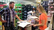 Hausfrau Nora (re.) bekommt die Chance im Getränkemarkt von Nico (li.) zu arbeiten