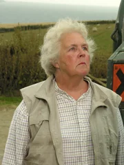 Muss schon bald ihrem Nachbarn das Leben retten, obwohl er ziemlich unangenehm ist: Tante Joan (Stephanie Cole) ...