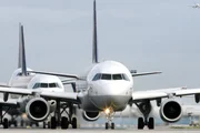 Der Flughafen Düsseldorf ist ein bunter, geschäftiger Mikrokosmos, der nur wenige Stunden am Tag zur Ruhe kommt. Eigentlich sogar eine kleine Stadt mit Restaurants, Geschäften und Tausenden von Menschen, die hier arbeiten oder auf einen Flieger warten. 70 Fluggesellschaften starten von hier zu 180 Zielen weltweit. Täglich begegnen sich Menschen aus der ganzen Welt, 19 Millionen Fluggäste allein im vergangenen Jahr.