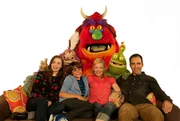 Die Monster: Norman, Haggis und Fred (v.l.n.r.) und Familie Carlson (v.l.n.r.): Tochter Angela (Ivy Latimer), Sohn Eddie (Macauley Keeper), Mutter Kate (Lauren Clair) und Vater Nick (Felix Williamson)