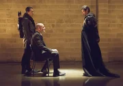 (v.l.): Maseo Yamashiro (Karl Yune), Quentin Lance (Paul Plackthorne) und Ra's al Ghul (Matthew Nable)
