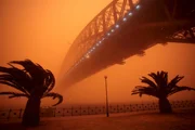 Beispielfoto: Australien wird regelmäßig von Sandstürmen heimgesucht. Hier zieht es die Sydney Harbour Bridge in Mitleidenschaft.