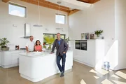 V.l.: Peter Berkin, Chard Berkin und Kevin McCloud in Milton Keynes