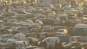 Do, 25.8., 20:15 Uhr TURBO Reportage
Achtung gebraucht! - Das große Geschäft mit alten Autos
Über 6 Millionen Gebrauchtwagen wechseln jedes Jahr den Besitzer. Ein Milliardenumsatz, der viele unseriöse Geschäftemacher anlockt. Denn "gekauft wie gesehen" gilt bei Verkäufen unter Privatleuten. Und da angelt sich der arglose Laie auf Automärkten gerne mal einen Schrotthaufen als vermeintliches Schnäppchen.
Kommen, Gucken, Feilschen, Kaufen – wer da lieber auf Nummer sicher gehen will – fährt zum Autodiscounter, wo er bei gleicher Auswahl zwei Jahre Händlergarantie bekommt – wenn auch zu höheren Preisen. Turbo- Die Reportage über Suchen und Finden vom neuen Gebrauchten und der immer wiederkehrenden Frage, wer das beste Geschäft gemacht hat.
Foto: Szene
Copyright: SPORT1
Abdruck nur für redaktionelle Zwecke
.