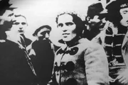 Der liberale Kommunist Nestor Iwanowitsch Machno gründete die ukrainische anarchistische Bauernmiliz Machnowschtschina, die nach der Oktoberrevolution bis 1921 zunächst gegen die Weiße Armee des Zaren und später die Rote Armee der Bolschewisten kämpft