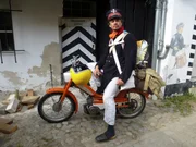 In Großbeeren, südlich von Berlin, schlüpft François in ein historisches Kostüm der preußischen Armee ...