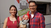 Der ?wilde Camper? Daniel Mauke (links) macht diesmal Station im Heringen.