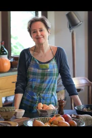 Auch privat kocht Alice Waters gerne mit und für ihre Freunde: wie hier eine Art Crostini mit Pilzen, Spiegelei und einem Gartensalat.