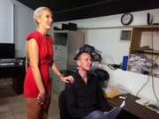 Oksana und David im Büro des eigenen Clubs.