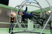 Alles dreht sich – im Spacecurl testen die „Xenius“-Moderatoren, wie schnell ihnen schwindelig wird.