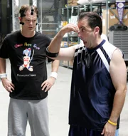 Michael (Steve Carell) gibt den Sportler. Dwight (Rainn Wilson, li.) ist nicht so begeistert.