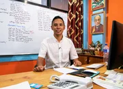 Norbu Sherpa im Büro ihrer Trekkingfirma "Wild Yak Expeditions"