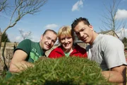 Ohne Landschaftsarchitekt Bernd Franzen (l.) und Handwerker Michael Penners wäre selbst RTL-Gartenexpertin Andrea Göpel aufgeworfen.
