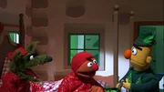 Ernie und Bert spielen das Märchen vom Rotkäppchen.