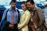 Völlig entnervt hört sich Heike Rosenfeld (Sophie von Kessel) die plumpen Komplimente Dockers (Jürgen Tarrach) an. (Oliver Korittke, l.).
