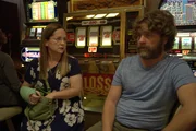 Eigentlich wollten Martha (Martha Kelly, l.) und Chip (Zach Galifianakis, r.) Christine nur einen Gefallen tun, doch das verläuft ganz anders, als geplant ...