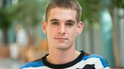 Philipp R., der im UKB wegen einer Querschnittlähmung behandelt werden musste, kommt zur Nachuntersuchung.