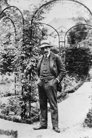 Max Liebermann im Garten seines Sommerhauses am Wannsee, 1920.