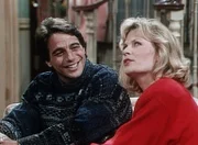 Tony (Tony Danza, l.) hat ein Rendezvous mit Judy (Jennifer Holmes, r.).