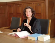 Richterin Dr. Ruth Herz führt die Verhandlungen objektiv, souverän und einfühlsam. Sie deckt die Geschichte hinter der Tat auf und versucht mit ihren Urteilen, Jugendlichen eine Chance zu geben.