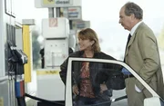 Gerdi (Senta Berger) und Ex-Mann Rudi (Friedrich von Thun) stellen fest, dass das Benzin schon wieder teurer geworden ist.
