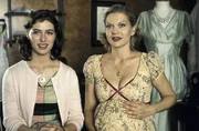 Begeistert verfolgen Lisa (Esther Zimmering) und Angelika (Anna Loos) Karins erste Modenschau.