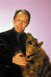 Willie Tanner (Max Wright) und Alf verstehen sich prächtig, auch wenn der Außerirdische ein wenig eigensinnig ist.