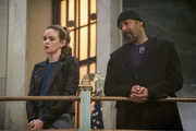 Ausgerechnet als sich Caitlin (Danielle Panabaker, l.) und Joe (Jesse L. Martin, r.) um den Transport eines gefährlichen Metawesens kümmern müssen, geraten sie in Gefangenschaft eines unerwarteten Feindes. Unterdessen weist DeVoe seine Frau immer wieder zurück und macht sie mehr und mehr zu seiner Spielfigur ...