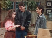 Tony (Tony Danza, M.) macht Samantha (Alyssa Milano, l.) mit einem jungen Mann (Scott Bloom, r.) bekannt, der sich für schwache Menschen und die Umwelt engagiert.