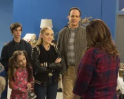 (v.l.n.r.) Oliver (Daniel DiMaggio); Anna-Kat (Julia Butters); Taylor (Meg Donnelly); Greg (Diedrich Bader); Katie (Katy Mixon)