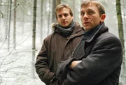 Ed Araquel (604) 773-8305. . Der Historiker Kelso (Daniel Craig,r.) und Journalist O`Brian (Gabriel Macht) machen sich in Archangelsk auf die Suche.. Die rote Verschwörung