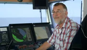 Manfred Schriefer ist Kapitän auf dem Peilschiff Grimmershörn und seit 30 Jahren auf der Elbe unterwegs.