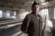 Dans l'entre-deux-guerres, Hitler et Staline arrivent au pouvoir tandis que Churchill met en garde contre la menace du nazisme, du fascisme et du communisme. Aux États-Unis, Roosevelt tente de sortir le pays de la crise avec sa politique du «new deal».