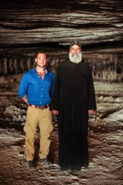 Jeffrey Rose und Vater Shenouda in einer Höhle in der Nähe des Weißen Klosters, Sohag.