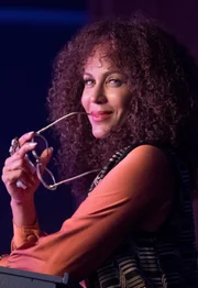 Gloria (Nicole Ari Parker)