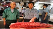 Jiro's Sohn Yoshizaku beim frühmorgendlichen Einkauf auf dem Fischmarkt in Tokio