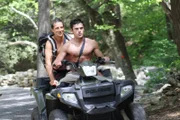 Bear Grylls (l.), Zac Efron