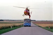 "Medicopter 117 - Jedes Leben zählt", "Schulbus in den Tod." Der Fahrer eines Schulbusses erleidet während seiner Arbeit eine Herzattake. Der mutige Schulbub Alexander reagiert prompt und übernimmt das Steuer. Dr. Kollmann und sein Team sehen nur eine Möglichkeit, die Insassen zu retten: Sie müssen über die Lüftungsklappe in den Bus gelangen.