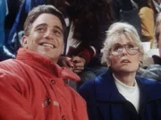 Tony (Tony Danza, l.) macht Angela (Judith Light, r.) per Werbezeppelin einen Heiratsantrag.