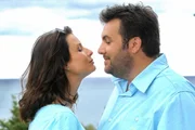 Cet été, c'est la saison des surprises au Camping Paradis. Tom et son équipe doivent prêter main forte à Fabrice et Antoine, deux habitués que leurs femmes viennent de planter du jour au lendemain. Aux papas désormais de prendre en charge les tâches ménagères et de gérer les cinq enfants !.