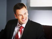 Weil er im Gerichtssaal zu singen anfängt, verliert Eli (Jonny Lee Miller) vielleicht schon bald seine Zulassung als Rechtsanwalt ...