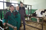 Von dem Veterinärprofessor François Schelcher (Mi.) lernen Emilie (li.) und Adrian (re.), wie die robuste und ausgeklügelte Verdauung von Wiederkäuern funktioniert.