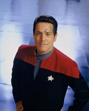 Chakotay (Robert Beltran).