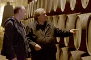 Gérard Depardieu (re.) und Laurent Audiot (li.) in einem Weinkeller, in dem der berühmte Portwein gelagert wird