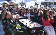 Bei Musik und Glühwein unterhält sich das Publikum prächtig.