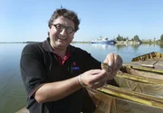 MDR Fernsehen RUSSLANDS SEELE - RUSSLANDS STOLZ (2), am Dienstag (07.08.12) um 19:50 Uhr.
Thomas Junker zeigt 50-Gramm-Stör kurz vor der Auswilderung
(Foto kann für alle Folgen verwendet werden)