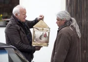 ARD/HEITER BIS TÖDLICH - FUCHS UND GANS, neue Krimiserie (16 Folgen), Folge 15 "Die Erbin", am Donnerstag (17.01.13) um 18.50 Uhr im Ersten.
Tierfreund Urban Fuchs (Peter Bongartz, l.) versteckt Huhn Charlotte  beim Bauern Günther (Komparse).