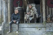 Ragnar (Travis Fimmel, r.) erholt sich nur langsam, und sieht sich durch Bjorns Urteil über Floki vor vollendete Tatsachen gestellt. Er wirft seinem Sohn vor, die falsche Entscheidung getroffen zu haben. Bjorn (Alexander Ludwig, l.) beschließt daraufhin, Kattegat zu verlassen ...