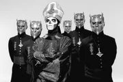 Die Band Ghost ist nicht absurd, sie haben nur einen Papst am Start, der zusammen mit namenlosen Dämonen spielt.